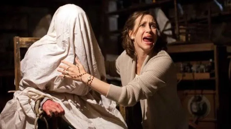 Câu chuyện gia đình bị ám khiến nỗi sợ trong The Conjuring trở nên gần gũi và căng thẳng hơn.